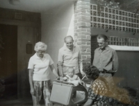 Karel Mikolín se ženou, synem, snachou a prvním vnukem
