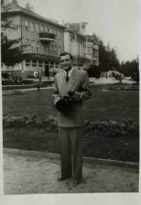 Karel Mikolín na svatební cestě v Luhačovicích; 1948