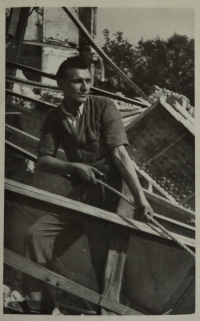 Karel Mikolín pomáhá s bouráním Německého domu v Brně; duben 1945