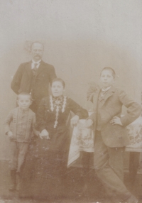 Prarodiče Hermann a Anna Richterovi s dětmi Hermannem, Alfredem, Josefem a Herbertem