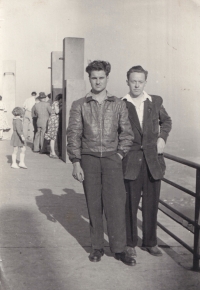 Waldemar Richter (vpravo) s kamarádem na Ještědu, 1956