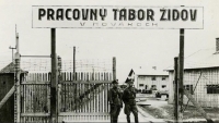Vstupná brána do pracovného tábora pre Židov v Novákoch