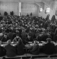 Foto z tábora v Novákoch, pravdepodobne spoločná jedáleň