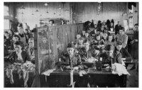 Krajčírska dielňa v pracovnom tábore pre Židov v Novákoch, šila v nej aj Lívia, mama pamätníčky