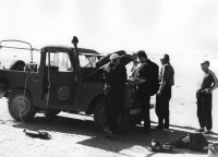 Expedice Hoggar, Alžírsko 1969, pamětník zády s čepicí