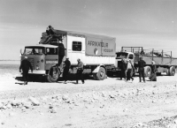 Expedice Hoggar 1969, pamětník se slunečními brýlemi vpředu