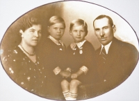 Gertrude Milerská with her older sister Hanne and parents Ferdinand and Helena Lachs / late 1930s