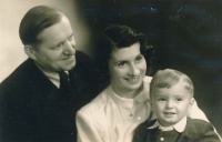 Matka Eliška, otec Jaroslav a malý Jaroušek, 1948