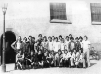 Vladimír Schulz se svými spolužáky na maturitním snímku