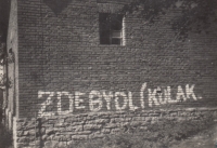 Nápis na domě měli Zářečtí v letech 1953–1959, po vstupu do JZD jim ho někdo zamaloval