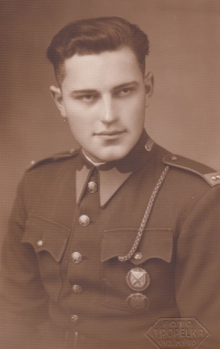 Otec Jaroslav Zářecký (1912–1970), asi v roce 1932