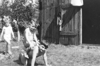 Josef Bauer (nahoře) se sourozenci Petrem a Janou, 50. léta