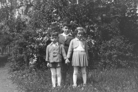 Josef Bauer (vlevo) s bratrem Petrem a sestrou Janou, 50. léta