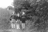 Josef Bauer (uprostřed) se sestrou Janou a bratrem Petrem, 50. léta.