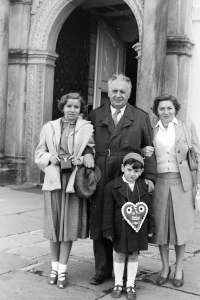 Bratr Petr Bauer s tetou Zdenkou (vpravo), sestřenicí Zdenkou a dědečkem Josefem, 50. léta