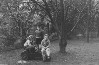 Josef Bauer (vpravo) s bratrem Petrem a sestrou Janou