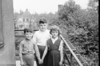 Josef Bauer (vlevo) s bratrem Petrem a sestrou Janou, 50. léta