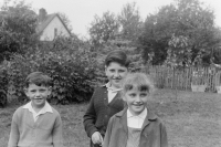 Josef Bauer (vlevo) se sestrou Janou a bratrem Petrem, 60. léta