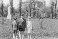 Josef Bauer (vlevo) se sestrou Janou a bratrem Petrem, 60. léta