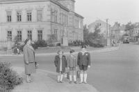Josef Bauer (uprostřed) se sestrou Janou, bratrem Petrem a matkou Pavlou, 60. léta