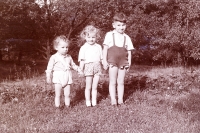 S bratrem Petrem (vpravo) a sestrou Janou, 50. léta
With brother Petr (on the right) and sister Jana, 1950s