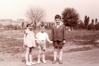 Josef Bauer s bratrem Petrem (vpravo) a sestrou Janou, 50. léta