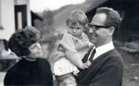 Jan a Hana Kadlecovi s dcerou Martinou, asi 1967