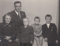 Rodina Zářeckých v roce 1947, zleva rodiče a synové Eduard, Vladimír, Jaroslav