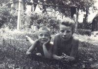 S mladším bratrem