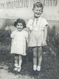 Fotografia Yuriho a jeho sestry Evy, keď boli malé deti, doma v Československu. 
