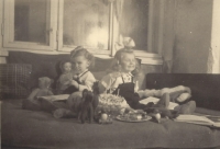 S mladší sestrou (vlevo), která brzy zemřela, 1948 nebo 1949