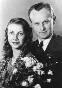 Svatební foto rodičů Petra Šimra, rok 1944