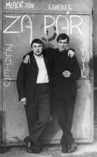 Na vojně krátce před odchodem do civilu, rok 1968, Petr Šimr vpravo 