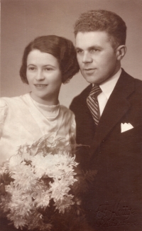 Svatební fotografie rodičů pamětníka Miloslava a Věry Štrynclových, 1936