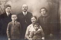 Dědeček Martin Štryncl s manželkou Emílií a čtyřmi dětmi Miloslavem, Jiřím, Martinem a Miloslavou, 20. léta 20. století