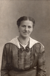 Babička Emílie Štrynclová, kolem roku 1910