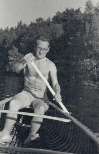 Jan Kadlec na pramici, asi 1953