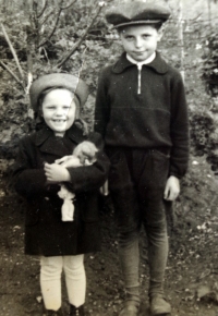 Věra s bratrem v roce 1943