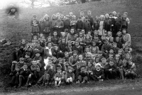 Bořivoj Černý na školním snímku (ve třetí řadě třetí zleva a zcela nahoře v levém rohu snímku), 50. léta 20. století