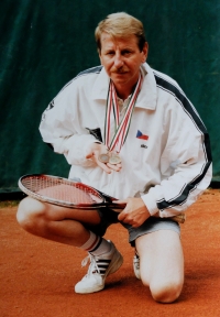 Bořivoj Černý jako tenista a medailista z Mistrovství Evropy novinářů ve čtyřhře, 90. léta 20. století 