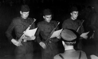 Při vojenské přísaze, Bořivoj Černý zcela vlevo, 1966 