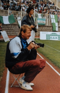 Bořivoj Černý na stadionu FK Jablonec jako fotoreportér na prvoligovém fotbalu, druhá polovina 90. let 20. století