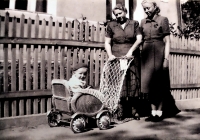 S maminkou a tetou, konec 40. let 20. století