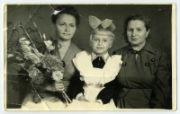 Maminka jde do první třídy. Zleva: babička Valentina Alexandrovna Šarina, matka Taťjana Pomorceva a prababička Praskovja Michailovna Šarina, Sverdlovsk, 1959