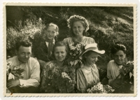 Rodinná fotografie příbuzných z matčiny strany. První řada zleva: pradědeček Alexandr Aleksejevič Muchačev (1903–1975), prababička Praskovja Michajlovna Šarina, rozená Ovčinnikova (1905–1989), babička Valentina Alexandrovna Šarina, rozená Muchačeva (1928–2015), starší bratr babičky Anatolij Alexandrovič Muchačev (1924–1993). Druhá řada zleva: mladší sestry babičky Margarita Alexandrovna Tulina, rozená Muchačeva, a Anna Alexandrovna Soustina, rozená Muchačeva. Sverdlovská oblast, začátek 50. let 20. století