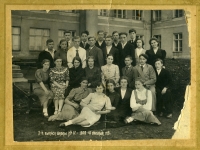 Dědečkovo maturitní foto. Třetí promoce školy č. 17 města Sverdlovsk, akademický rok 1940–1941. Zcela vlevo v poslední řadě dědeček Jurij Šarin. "Dědečkova promoce připadla na 21. června 1941. Druhý den ráno začala Velká vlastenecká válka. Zdá se, že ze 13 chlapců ve třídě mého dědečka se domů vrátili živí jen tři." Sverdlovsk, 1941