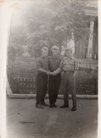 біля палацу культури в с. Білицькому, Донецької області, респондент перший з правої сторони, 1959  р. 
