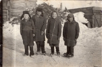 Vasyl Lesyšyn (první zleva) s příteli z Lotyšska, zvláštní osada,  zima 1952 či 1953