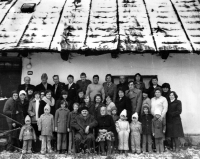 Štěpán Kaňák (druhý zleva nahoře) s rodiči, sourozenci a jejich rodinami / 80. léta