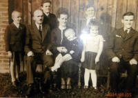 Štěpán Kaňák (úplně vlevo) s rodiči a sourozenci / kolem roku 1943